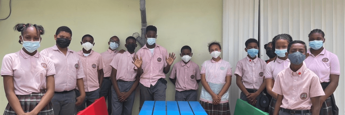 La clase de sexto grado de SDA dona equipo de juego a SMMC.