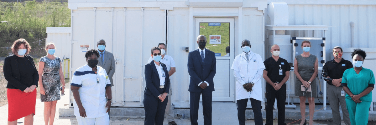 Gouverneur drs. E. B. Holiday bezoekt SMMC en ACF