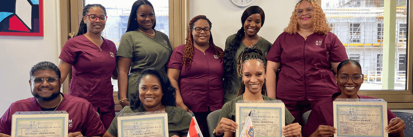 SMMC celebra la graduación de cuatro enfermeras tituladas especializadas en cuidados intensivos.